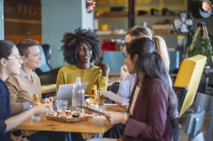 groupe d'amis qui travaillent en groupe