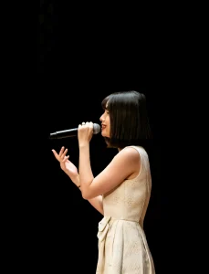 jeune femme sur scène lors d'un événement VIP