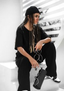 modèle maquillée avec liner qui pose pour campagne publicitaire